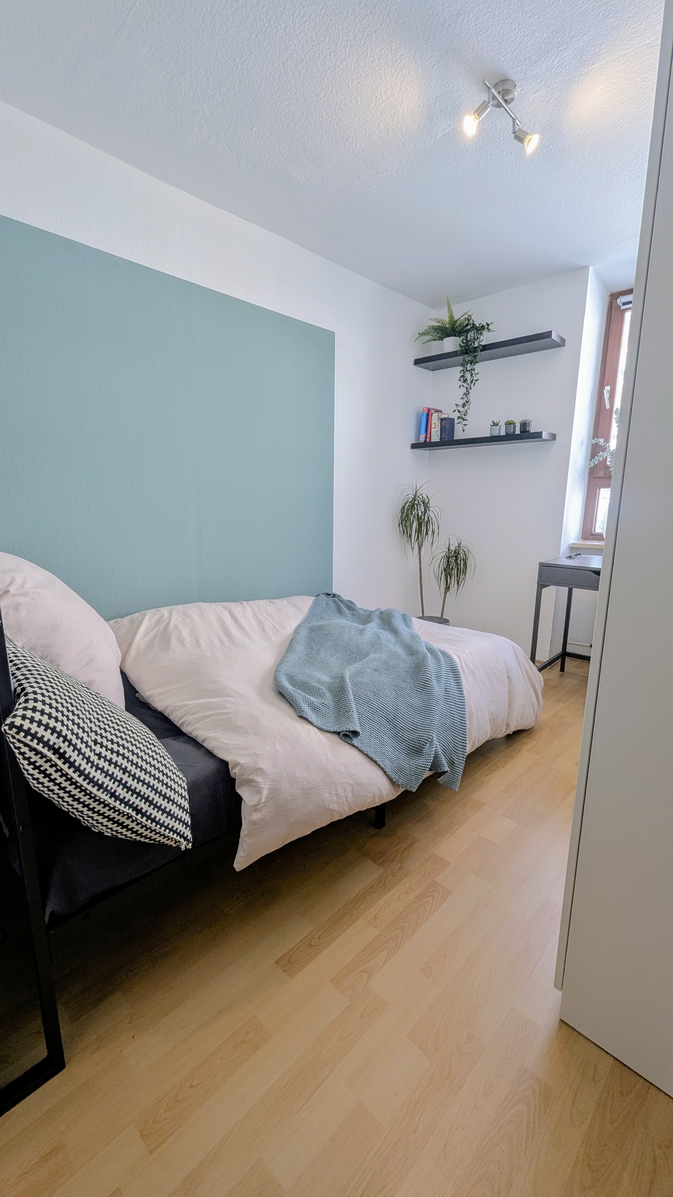 WG Theresia - KUNSTAREAL & UNI LIFE! Vibrant Maxvorstadt location, direct U2 access to Hauptbahnhof in 3 min! Museums, galleries & international dining nearby. Perfect for art & culture lovers! Fully furnished, modern & stylish! · image 1