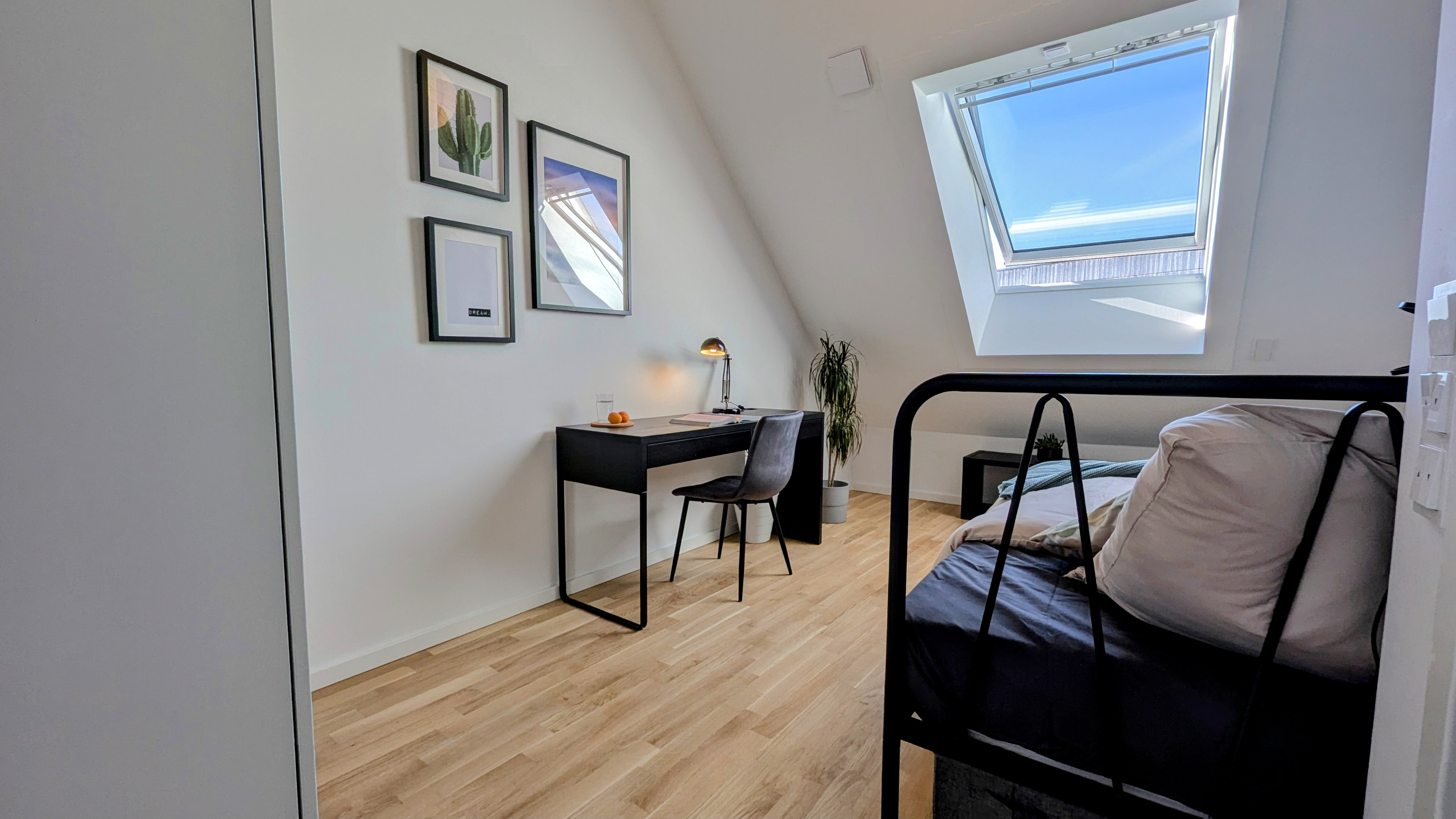 WG Hof 3 - OBERSENDLING! Grüne Oase an der Isar, U3 7 Min, HBF 10 Min! TIERPARK HELLABRUNN & Flaucher nearby! Modern, hell & möbliert! Green living in Munich's best neighborhood! · image 1