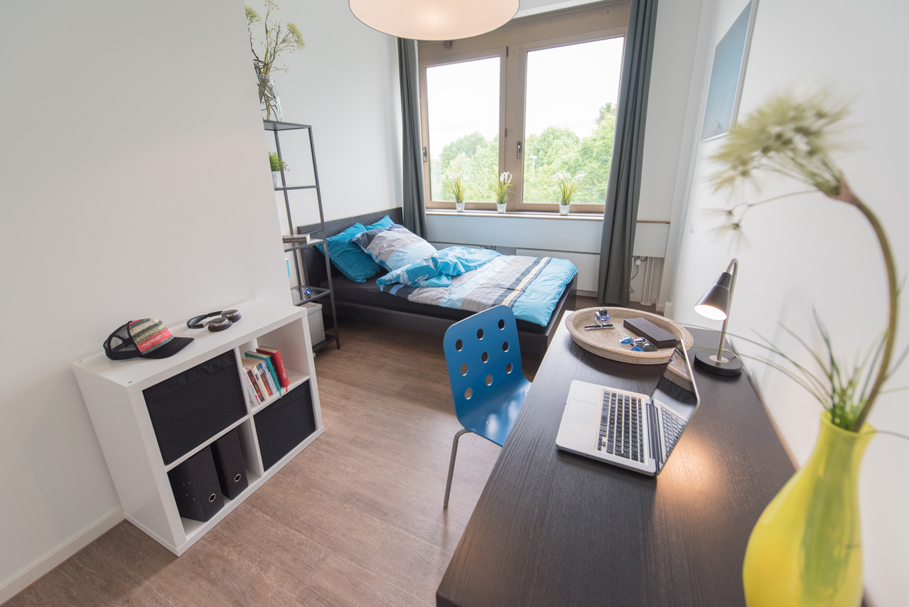 WG Bogenhausen Elegance - PREMIUM location near Isar & Maximiliansanlagen! Furnished room in exclusive villa district, 10 min to tram, 21 min to main station. Museums, parks & Michelin restaurants nearby! Modern living in Munich's most sophisticated neighborhood! · image 1