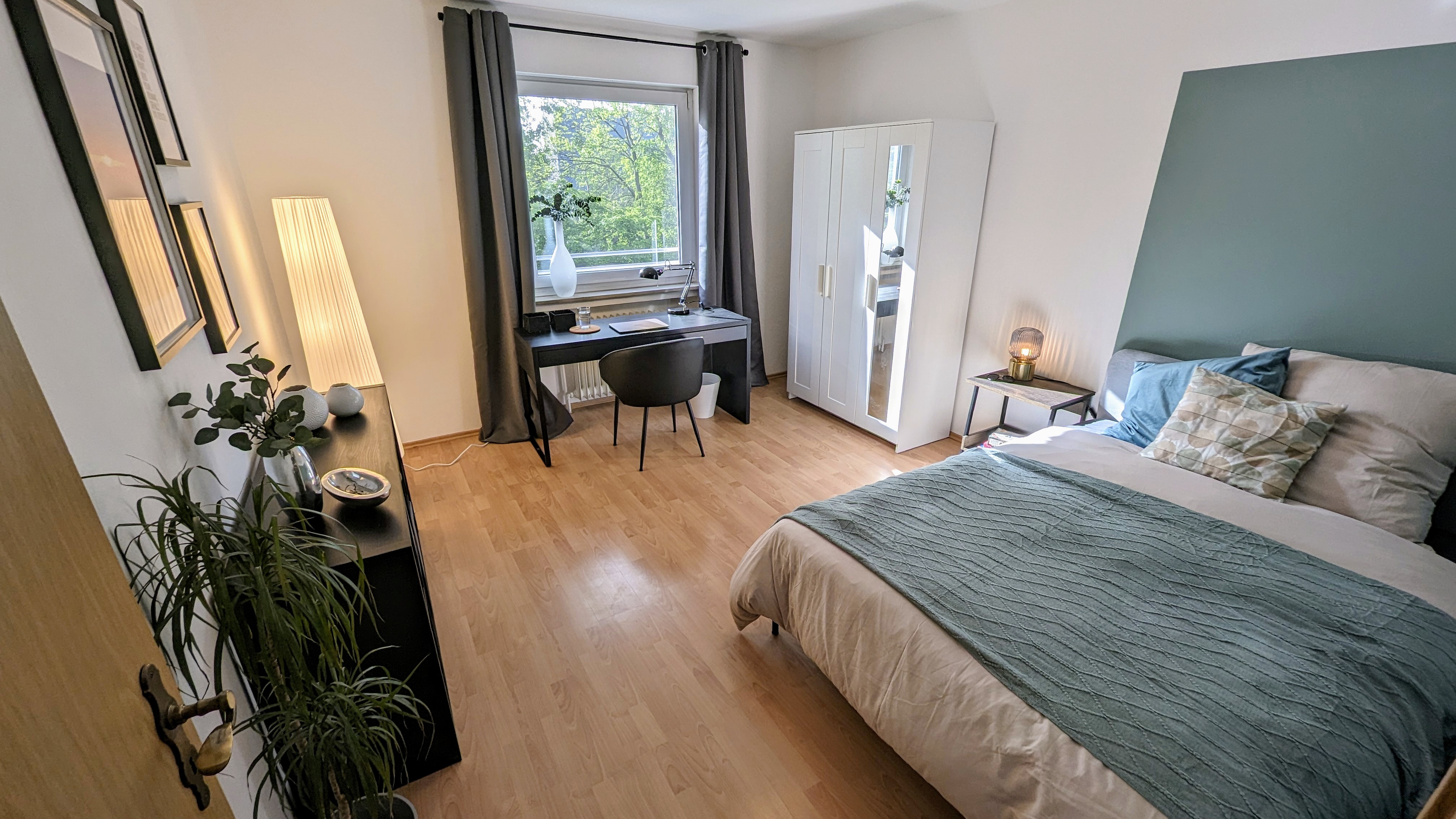 WG Lutz: MODERN room in Freimann! ENGLISCHER GARTEN nearby, vibrant neighborhood with Isar access! U6 Kieferngarten 13 min walk, HBF 16 min! Trendy area, great restaurants & cafés! · image 1