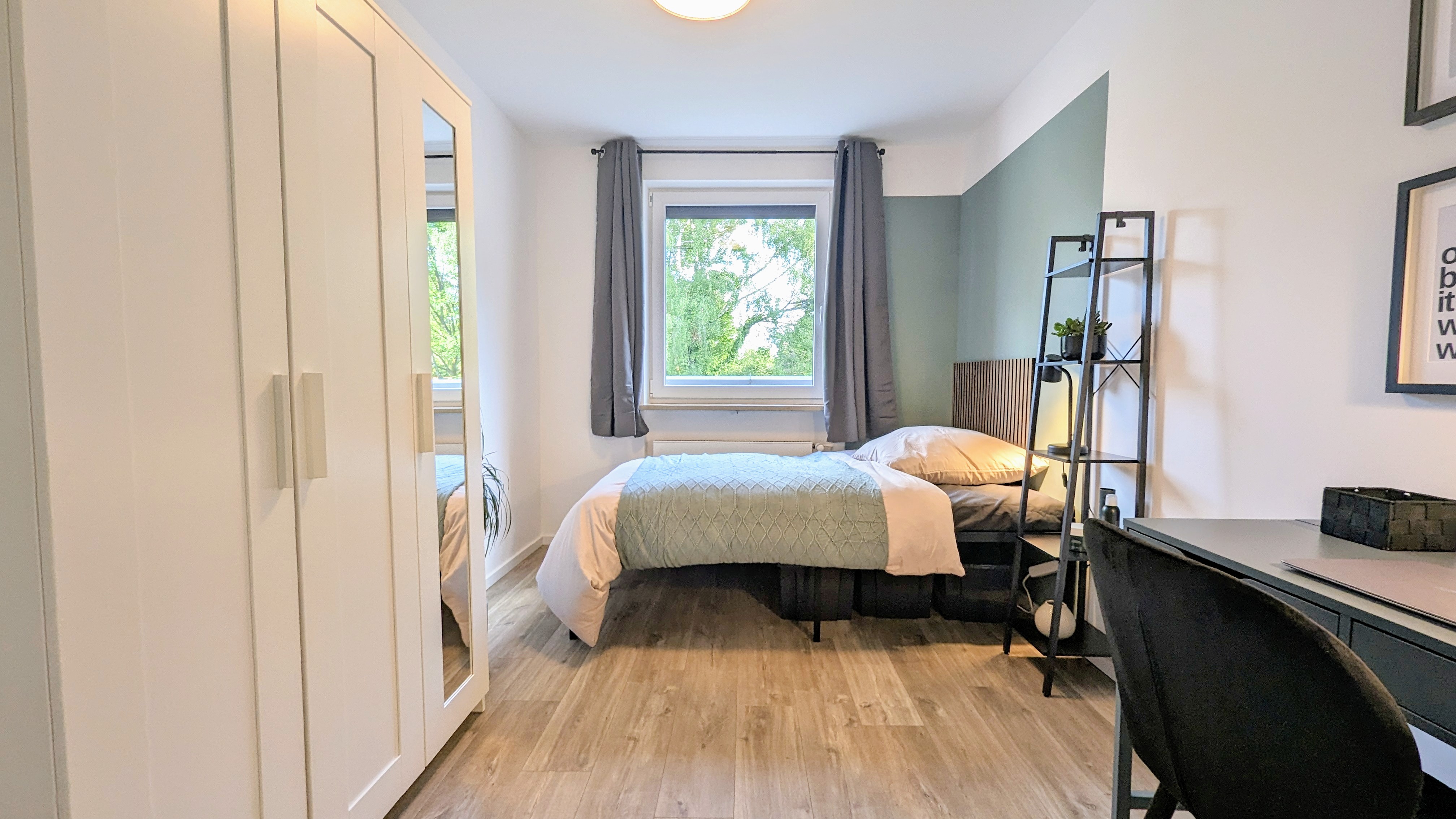 WG Wieland:  Neugründung 4er WG, großes, helles und möbliertes Zimmer mit eigener Garderobe!  Erstbezug! New 4-people co living, large, bright and stylish furnished room with private dressing room! First occupancy!Modernes Zimmer in GRÜNEM Neuperlach!  Parks & Michaelibad direkt nebenan! U5 4 Min zum HBF 15 Min! STYLISCH & HELL! Fully furnished modern room, excellent infrastructure, vibrant neighborhood! · image 1