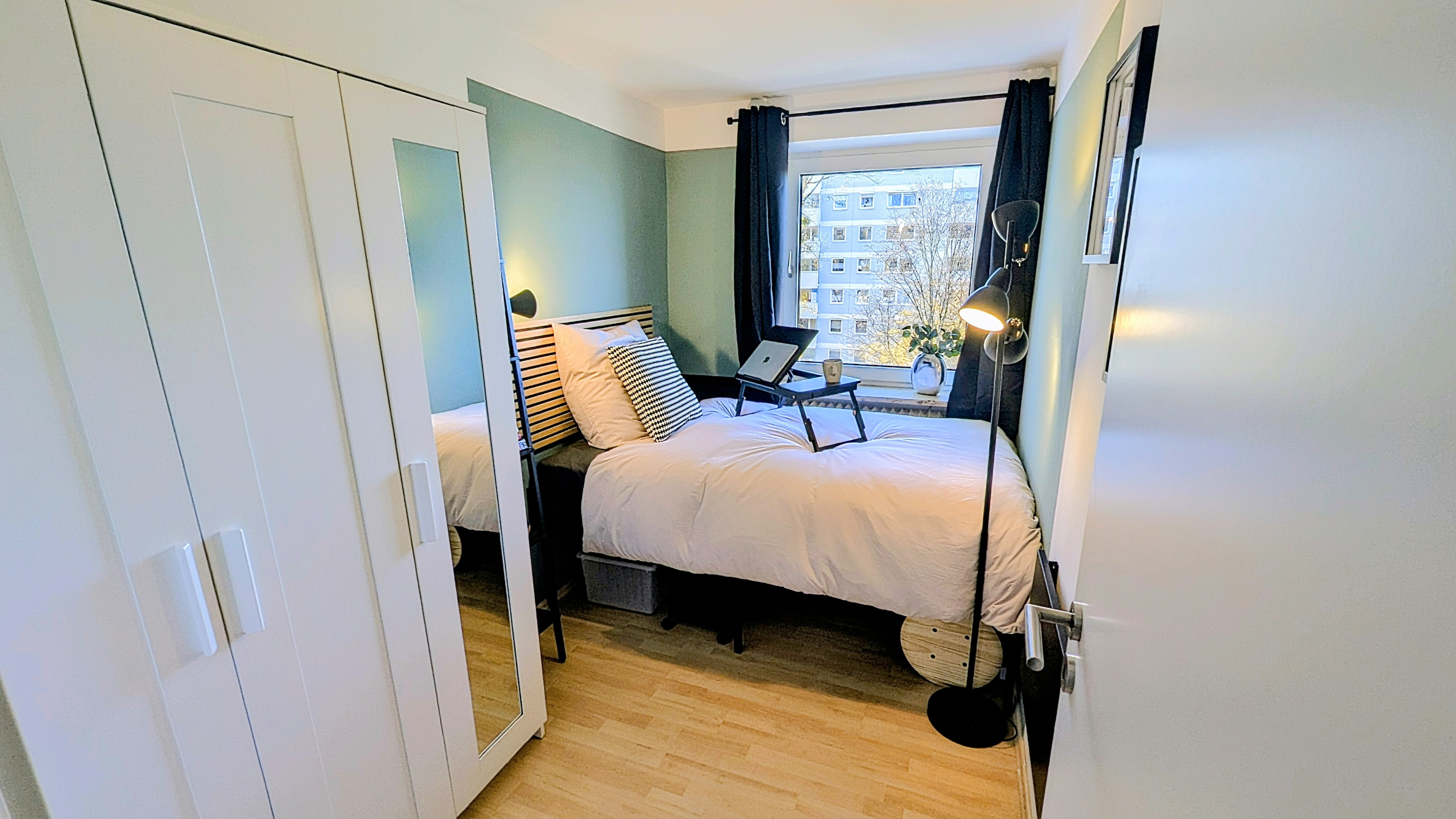 WG Engel Fürstenried West - WESTPARK nearby! GREEN & QUIET residential area, excellent PUBLIC TRANSPORT! U3 direct to main station in 15 minutes! · image 1