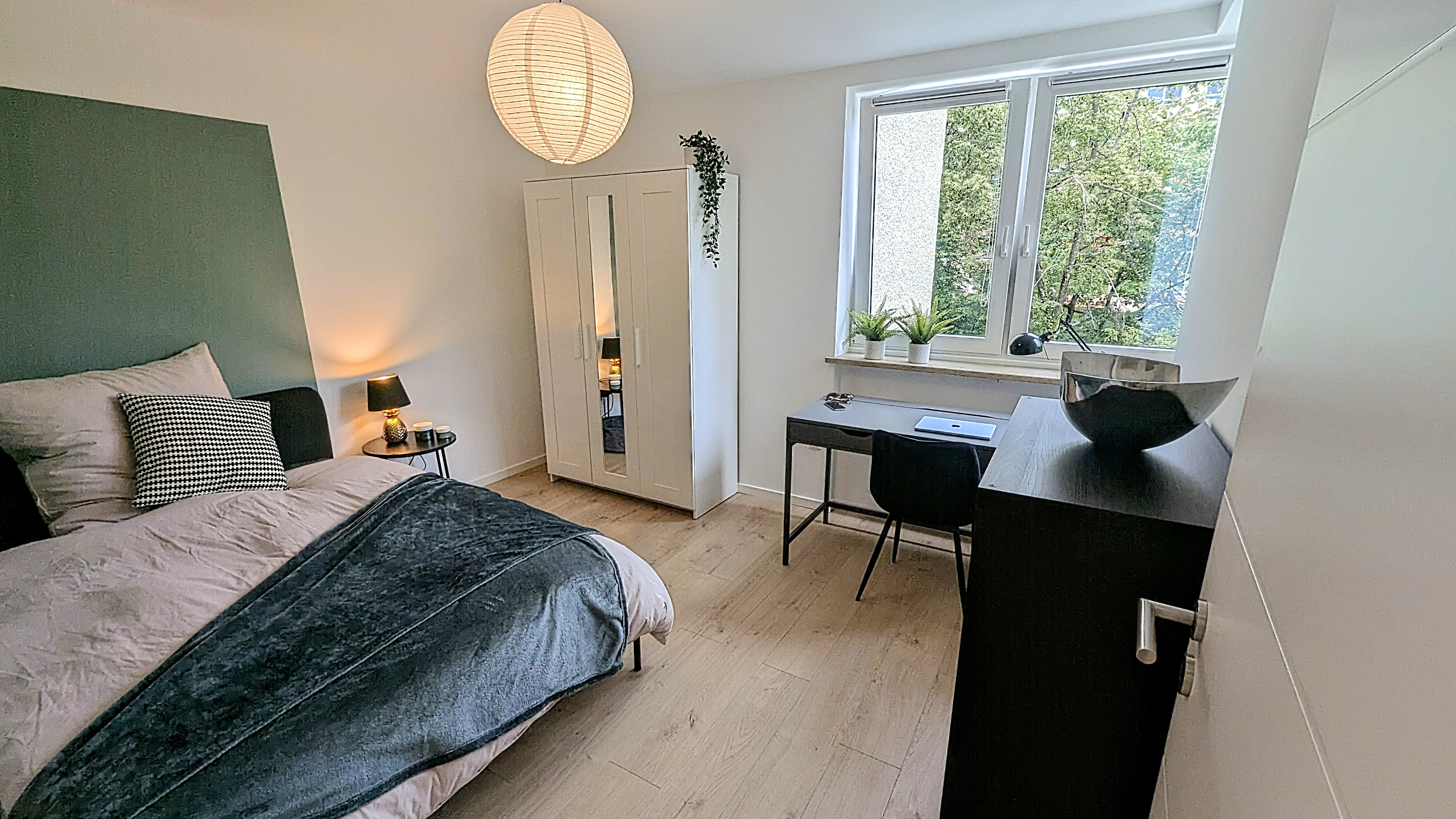 WG Kafka: Modernes Zimmer in GRÜNER OASE Neuperlach! U-Bahn 5 Min, HBF 25 Min! PARKLANDSCHAFT, Michaelibad, Ostpark, PEP Shopping! Top Arbeitgeber: Siemens, Allianz, BMW! Modern & ruhig! · image 1