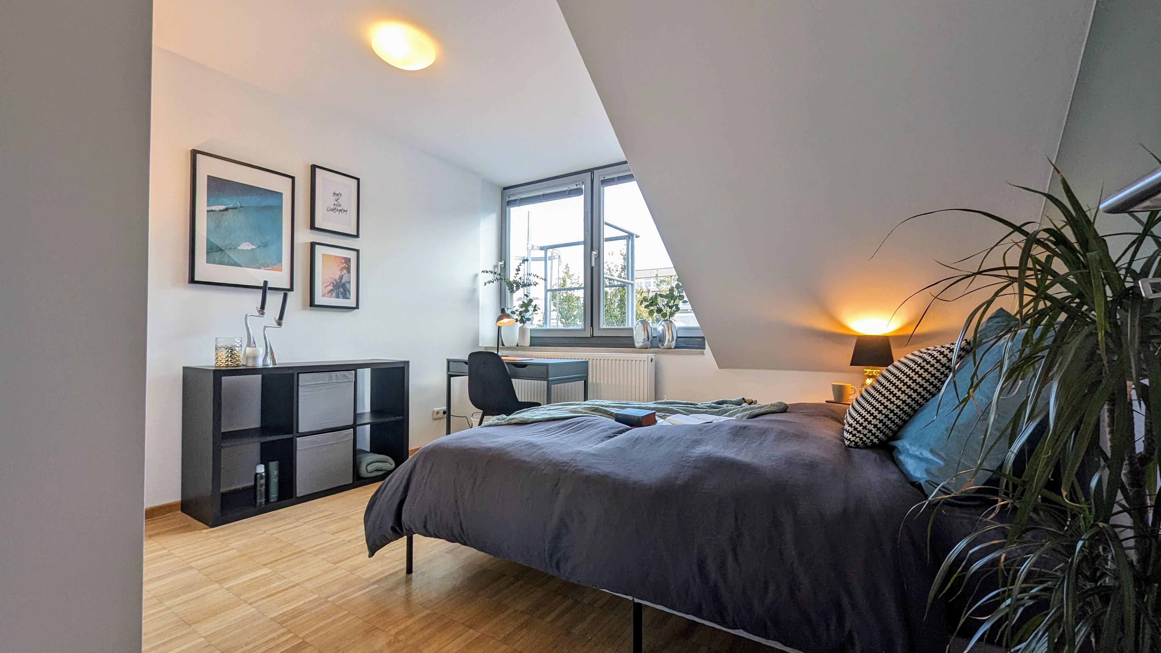 König 16 - MAXVORSTADT PREMIUM! Kunstreal München & Königsplatz vor der Tür! KULTUR, STYLE & URBAN LIVING! U-Bahn 5 Min, HBF 10 Min! Modern furnished room in vibrant district! · image 1