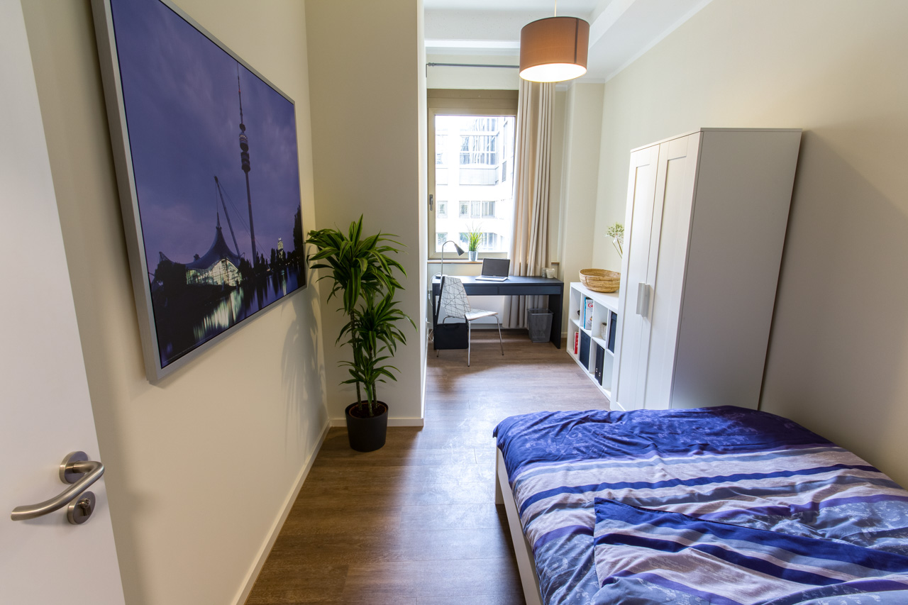 WG Bogenhausen Elegance - PREMIUM location near Isar & Maximiliansanlagen! Furnished room in exclusive villa district, 10 min to tram, 21 min to main station. Museums, parks & Michelin restaurants nearby! Modern living in Munich's most sophisticated neighborhood! · image 1