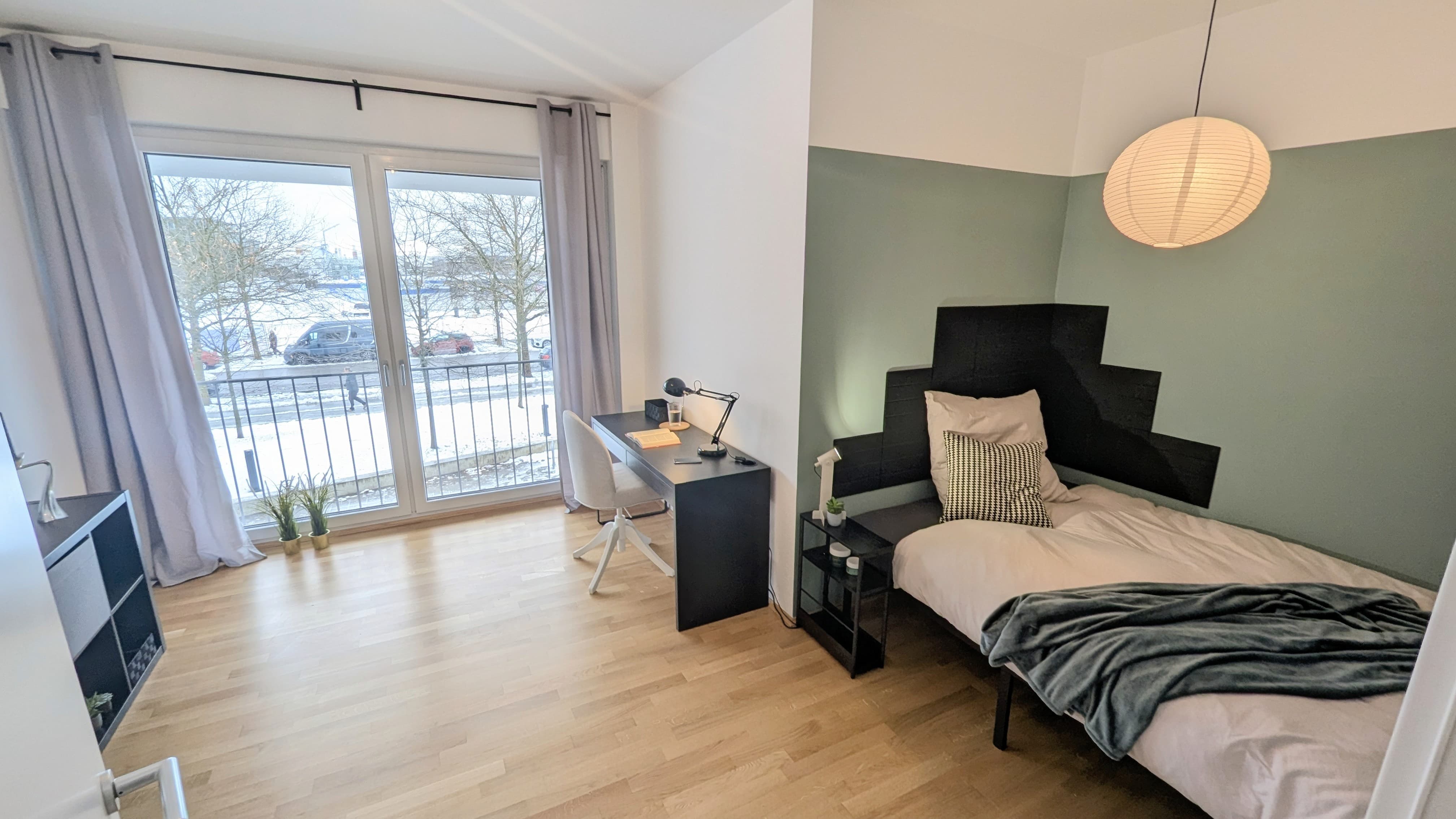 WG Wiese: Großes, helles Zimmer in OLYMPIAPARK-Nähe! U-Bahn 3 Min, HBF 15 Min! MODERN, möbliert, grüne Oase mit BMW WELT & Englischer Garten! Large, bright room near Olympic Park! U-Bahn 3 min, main station 15 min! Modern furnished! · image 1