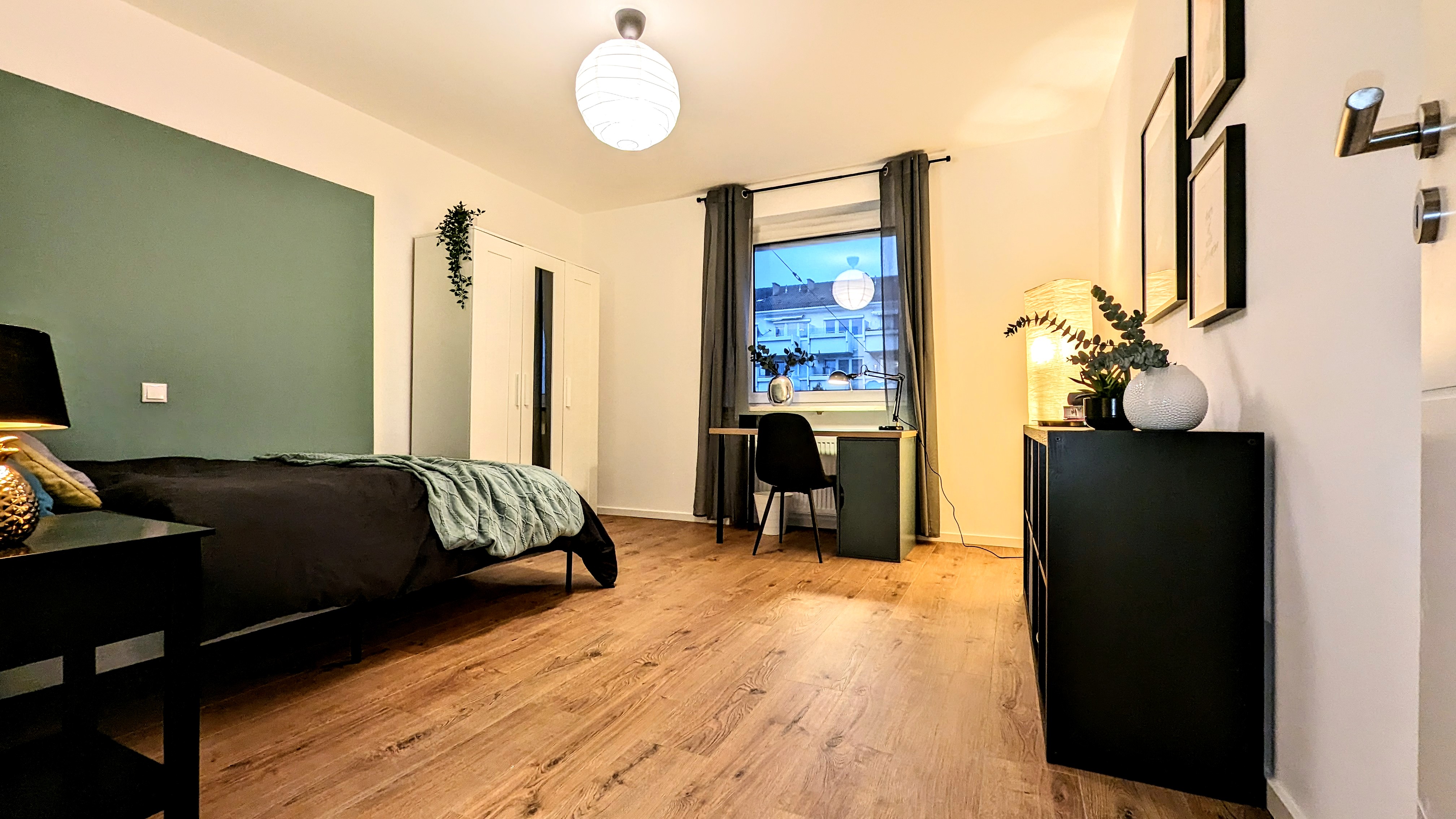 ***WG Schwan Giesing - HELLES Zimmer, BESTE Lage! Straßenbahn 2 Min, Isar-Nähe, lebendiger Stadtteil mit Restaurants & Cafés! Fully furnished, modern & stylish! · image 1