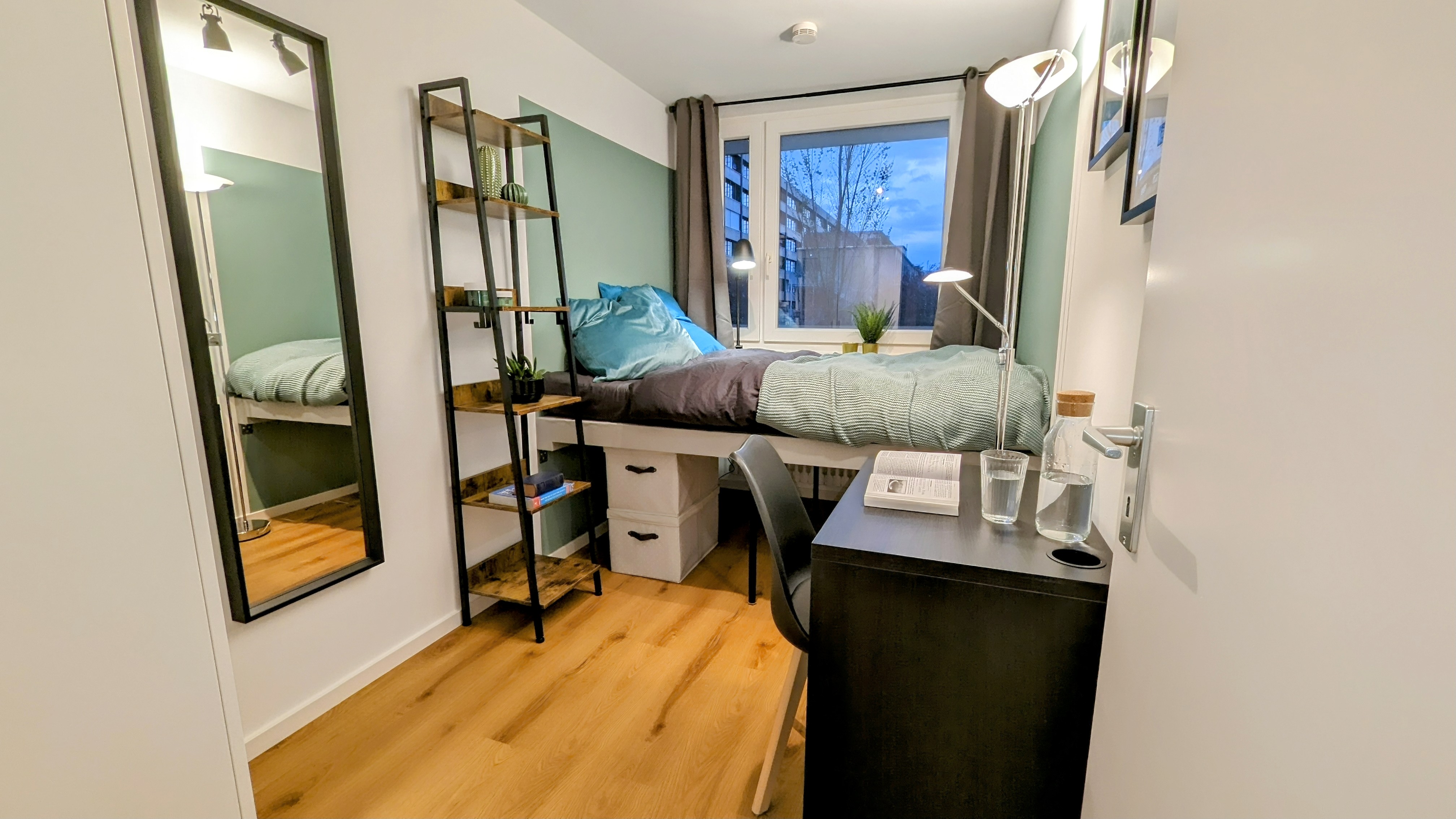 ***WG Pletti: Neuperlach - MODERN, HELL & GUT ANGEBUNDEN! U-Bahn 10-15 Min, Hauptbahnhof 15 Min! Ostpark, Shopping & Restaurants! Fully furnished room in great location! · image 1