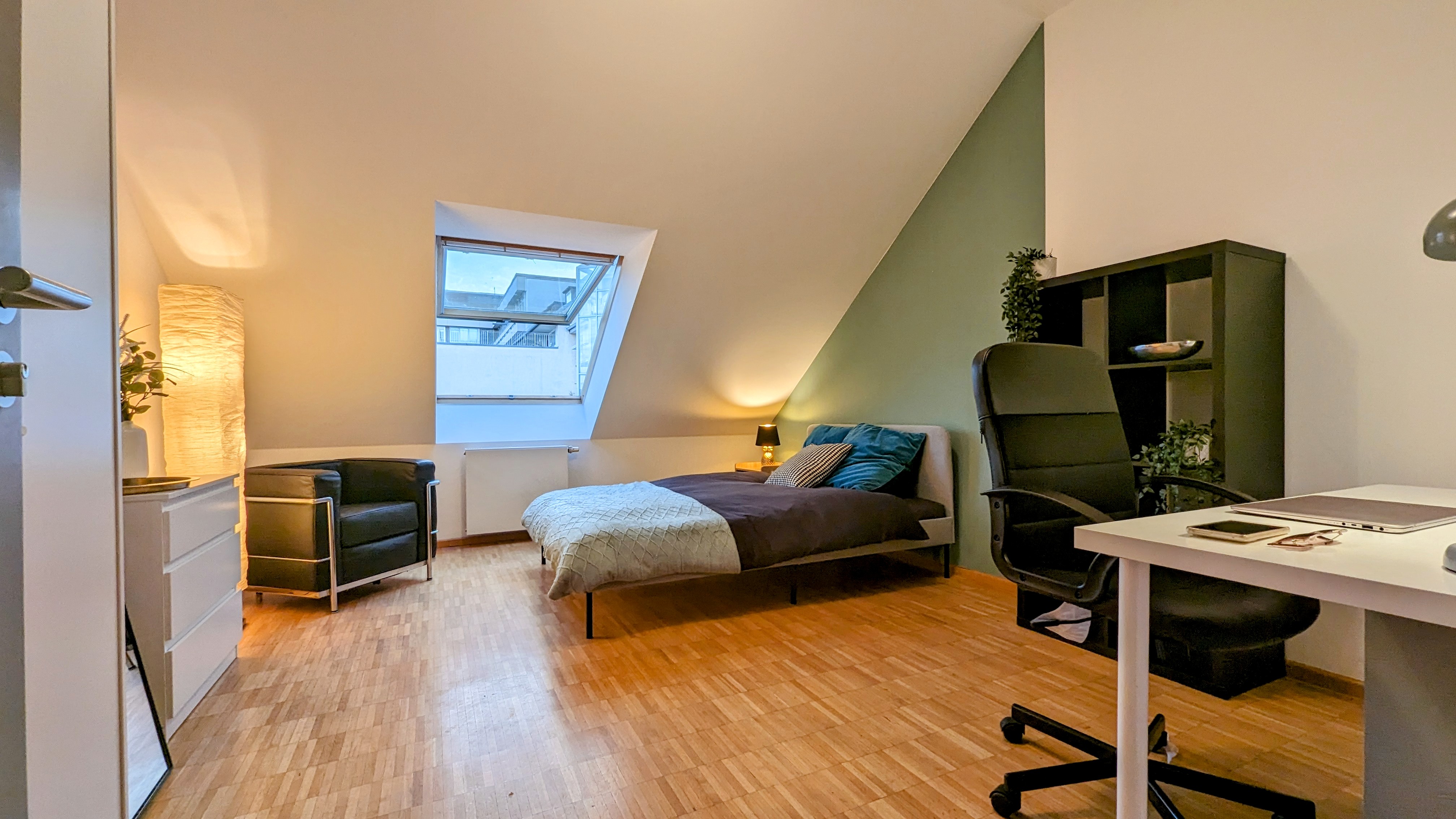 König 16 - MAXVORSTADT PREMIUM! Kunstreal München & Königsplatz vor der Tür! KULTUR, STYLE & URBAN LIVING! U-Bahn 5 Min, HBF 10 Min! Modern furnished room in vibrant district! · image 1