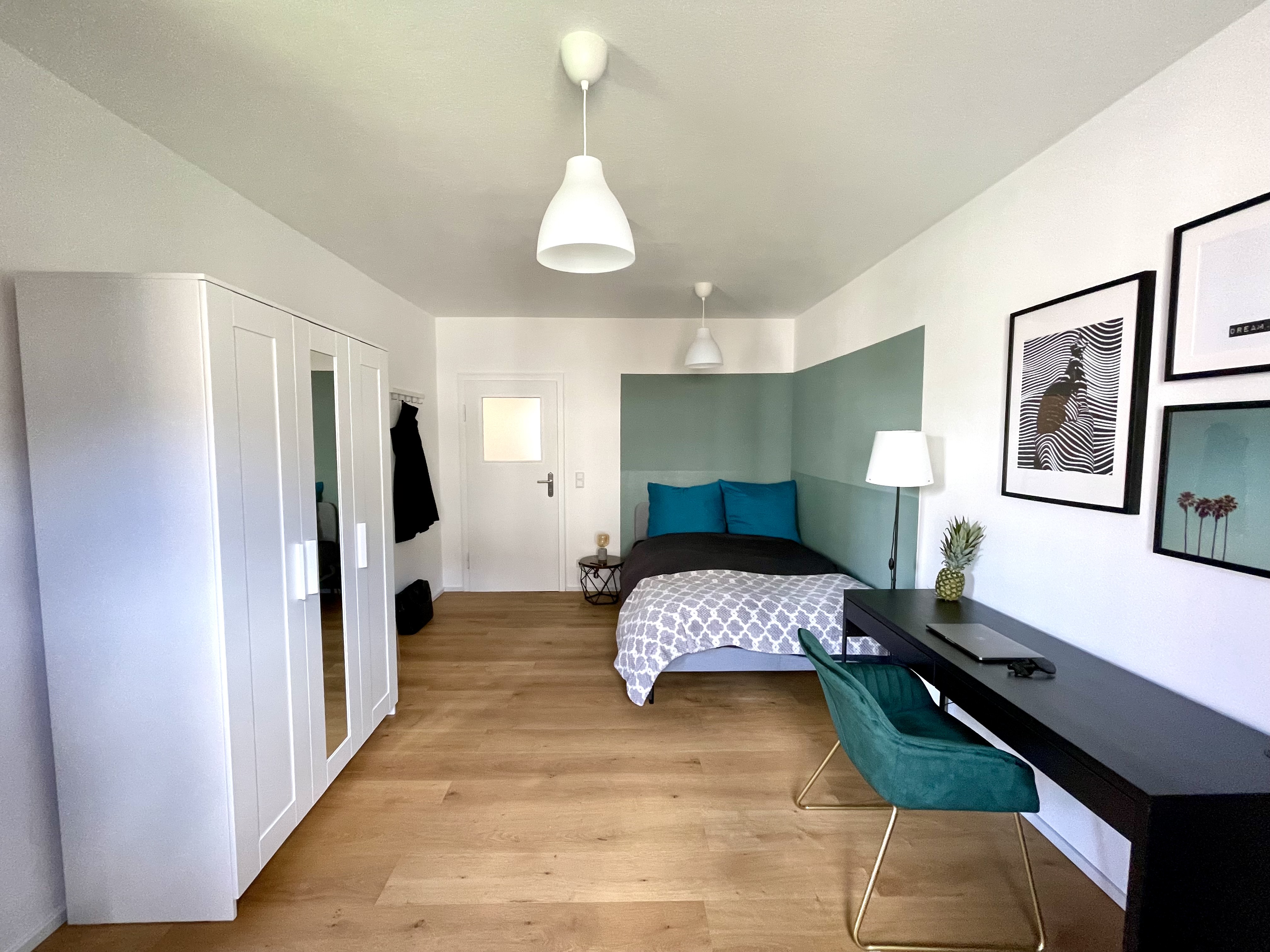 WG Claudi Ramersdorf - EXCELLENT transport links! OSTPARK nearby, bright & furnished room, quiet residential area, great location to city center! U-Bahn 5 min, main station 11 min!