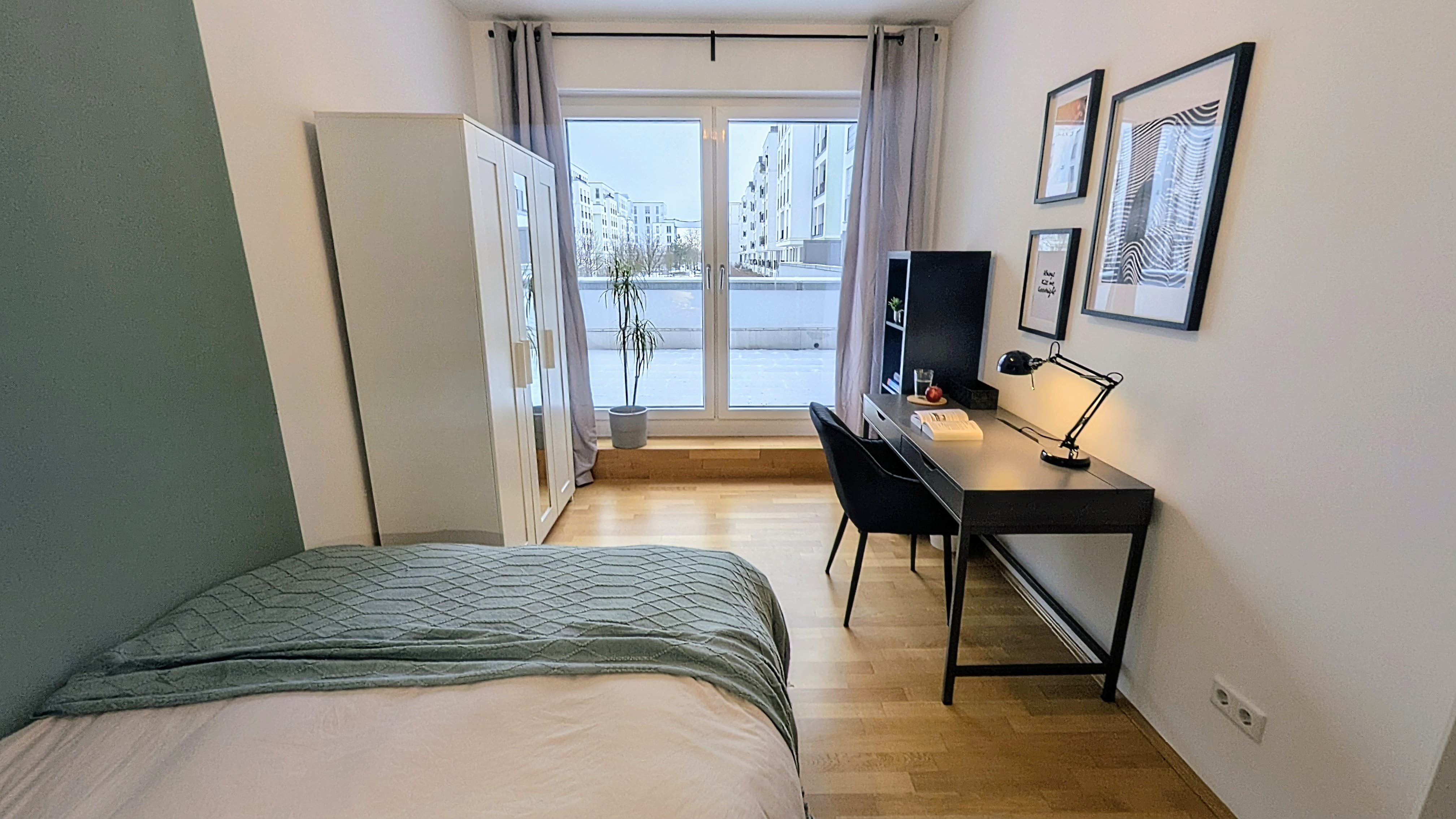 WG Wiese: Großes, helles Zimmer in OLYMPIAPARK-Nähe! U-Bahn 3 Min, HBF 15 Min! MODERN, möbliert, grüne Oase mit BMW WELT & Englischer Garten! Large, bright room near Olympic Park! U-Bahn 3 min, main station 15 min! Modern furnished! · image 1