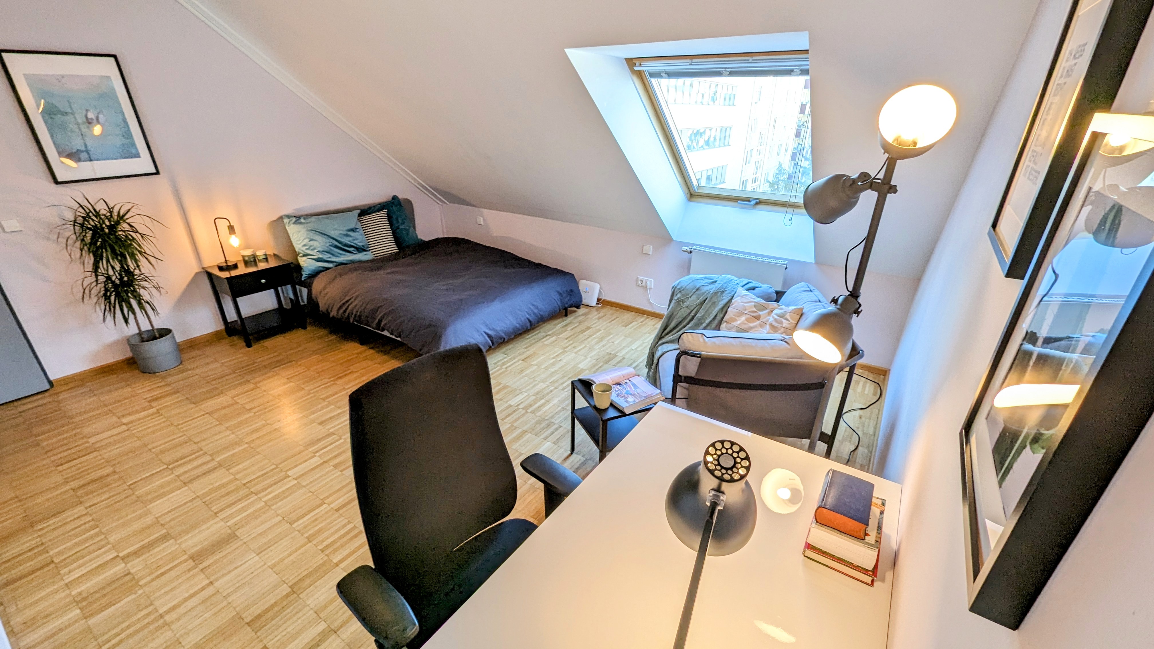 König 16 - MAXVORSTADT PREMIUM! Kunstreal München & Königsplatz vor der Tür! KULTUR, STYLE & URBAN LIVING! U-Bahn 5 Min, HBF 10 Min! Modern furnished room in vibrant district! · image 1